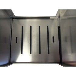 Douche portative en aluminium pour la décontamination des travailleurs exposés à l’amiante (34 x 30 x 83 pouces).