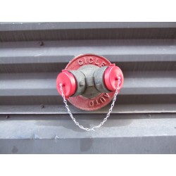 Bouchon à fileté externe en plastique 2.5 po, pour raccord pompier (siamoise), avec chaîne, pour le Québec