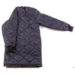 Long quilted refrigerator coat with 2 pockets and snap buttons.
