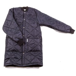 Long quilted refrigerator coat with 2 pockets and snap buttons.