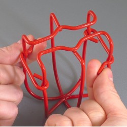 Protecteur économique pour tête de gicleur d'incendie, en métal à émail rouge.