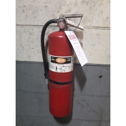 Crochet mural pour extincteur portatif Pyrene de 10 lb à poudre chimique