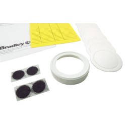 Trousse d’inspection pour douche oculaire portative alimentée par gravité de Bradley.