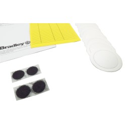 Trousse d’inspection pour douche oculaire portative alimentée par gravité de Bradley.