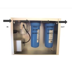 Pompe de filtration d’eau usée pour douche de décontamination TeleShower. Ensemble de filtres 25 µm et 5 µm inclus.