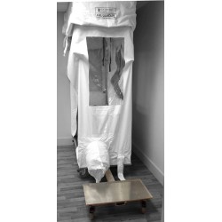 Caster carriage ideal to ease the moving along of a negative pressure vacuum (air scrubber) linked to a containment cube