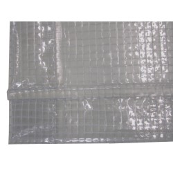 Vinyle 13 mils renforcé par un fil de polyester installé en treillis résistant aux flammes, aux huiles et aux acides.